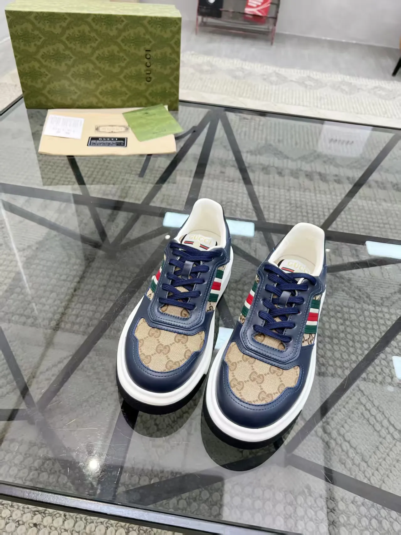 P440 new men's shoes GUCCI [Lightning] latest shoes are shipped. Original quality, fashionable, special materials, sheepskin lining, new packaging. The foot feels super comfortable and the workmanship is impeccable. Size: 38-45